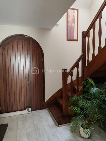 Maison à vendre Trégueux (secteur résidentiel et calme) 105 m2, quatre chambres, salon et salle à manger, cuisine équipée et aménagée, wc, garage, parking, jardin.
A l'étage, quatre chambres, salle de bain.
Terrain de 430m2.
Le rez de chaussée a été entièrement refait, prévoir un rafraîchissement pour l'étage.
Le secteur est calme, proche des commodités, transports, écoles.
Pour tous renseignements ou visites merci de me contacter Hervé Lorans BSKimmobilier 0610586227 (Exclusivité)