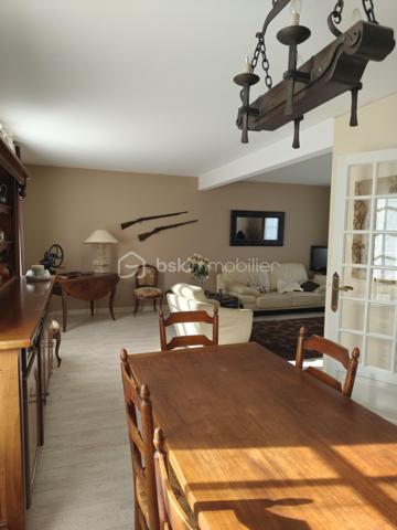 Maison à vendre Trégueux (secteur résidentiel et calme) 105 m2, quatre chambres, salon et salle à manger, cuisine équipée et aménagée, wc, garage, parking, jardin.
A l'étage, quatre chambres, salle de bain.
Terrain de 430m2.
Le rez de chaussée a été entièrement refait, prévoir un rafraîchissement pour l'étage.
Le secteur est calme, proche des commodités, transports, écoles.
Pour tous renseignements ou visites merci de me contacter Hervé Lorans BSKimmobilier 0610586227 (Exclusivité)