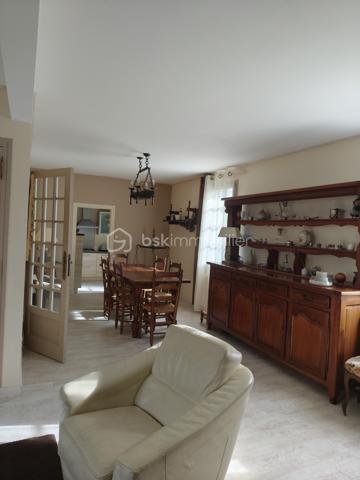 Maison à vendre Trégueux (secteur résidentiel et calme) 105 m2, quatre chambres, salon et salle à manger, cuisine équipée et aménagée, wc, garage, parking, jardin.
A l'étage, quatre chambres, salle de bain.
Terrain de 430m2.
Le rez de chaussée a été entièrement refait, prévoir un rafraîchissement pour l'étage.
Le secteur est calme, proche des commodités, transports, écoles.
Pour tous renseignements ou visites merci de me contacter Hervé Lorans BSKimmobilier 0610586227 (Exclusivité)