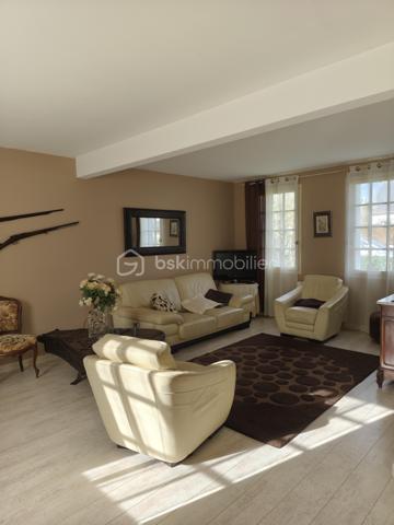 Maison à vendre Trégueux (secteur résidentiel et calme) 105 m2, quatre chambres, salon et salle à manger, cuisine équipée et aménagée, wc, garage, parking, jardin.
A l'étage, quatre chambres, salle de bain.
Terrain de 430m2.
Le rez de chaussée a été entièrement refait, prévoir un rafraîchissement pour l'étage.
Le secteur est calme, proche des commodités, transports, écoles.
Pour tous renseignements ou visites merci de me contacter Hervé Lorans BSKimmobilier 0610586227 (Exclusivité)