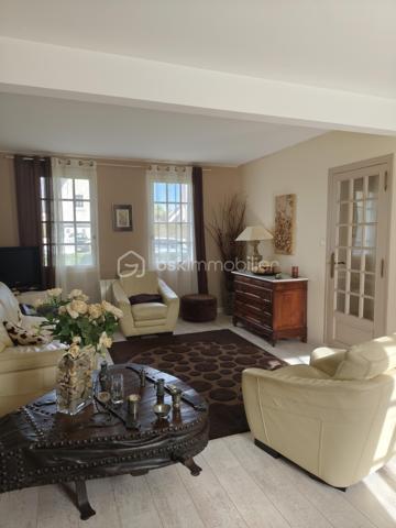 Maison à vendre Trégueux (secteur résidentiel et calme) 105 m2, quatre chambres, salon et salle à manger, cuisine équipée et aménagée, wc, garage, parking, jardin.
A l'étage, quatre chambres, salle de bain.
Terrain de 430m2.
Le rez de chaussée a été entièrement refait, prévoir un rafraîchissement pour l'étage.
Le secteur est calme, proche des commodités, transports, écoles.
Pour tous renseignements ou visites merci de me contacter Hervé Lorans BSKimmobilier 0610586227 (Exclusivité)