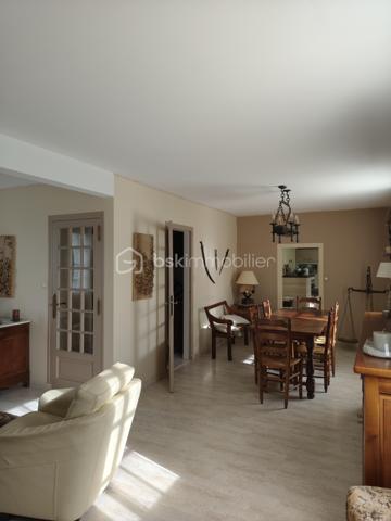 Maison à vendre Trégueux (secteur résidentiel et calme) 105 m2, quatre chambres, salon et salle à manger, cuisine équipée et aménagée, wc, garage, parking, jardin.
A l'étage, quatre chambres, salle de bain.
Terrain de 430m2.
Le rez de chaussée a été entièrement refait, prévoir un rafraîchissement pour l'étage.
Le secteur est calme, proche des commodités, transports, écoles.
Pour tous renseignements ou visites merci de me contacter Hervé Lorans BSKimmobilier 0610586227 (Exclusivité)
