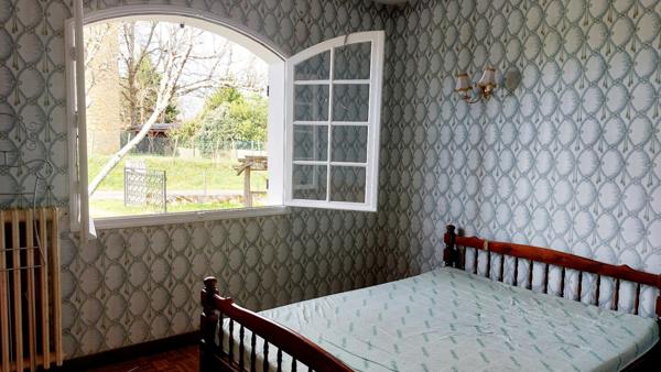 Maison 5 pièces 91 m² avec 3 chambres, sous-sol intégral, 2 garages et fort potentiel à Siorac-en-Périgord, au calme proche Dordogne