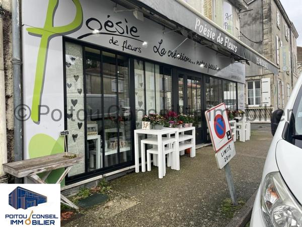 LA CRECHE CENTRE LOCAL COMMERCIAL AVEC TRES BELLE VISIBILITE 80m2