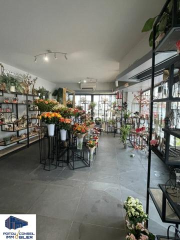 LA CRECHE CENTRE LOCAL COMMERCIAL AVEC TRES BELLE VISIBILITE 80m2
