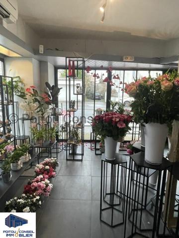 LA CRECHE CENTRE LOCAL COMMERCIAL AVEC TRES BELLE VISIBILITE 80m2
