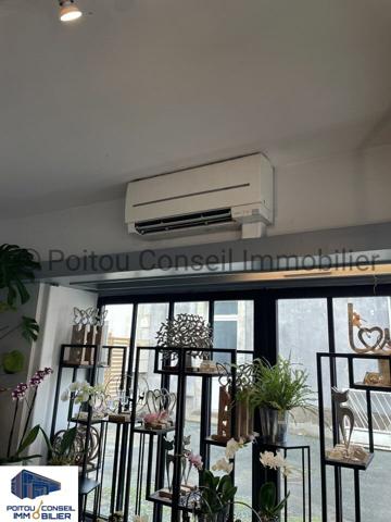 LA CRECHE CENTRE LOCAL COMMERCIAL AVEC TRES BELLE VISIBILITE 80m2