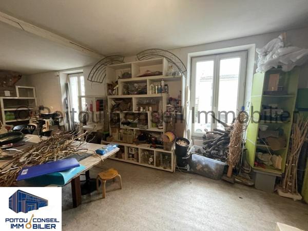 LA CRECHE CENTRE LOCAL COMMERCIAL AVEC TRES BELLE VISIBILITE 80m2