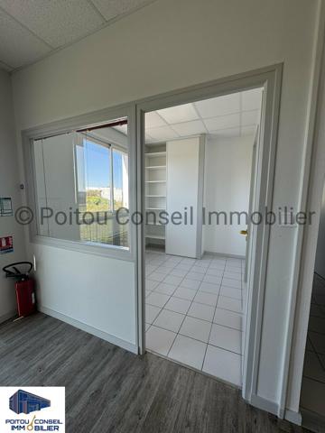 RARE BELLE HAUTEUR DE STOCKAGE ENTREPOT 1700 M2 ZONE MENDES FRANCE NIORT