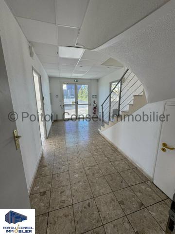 RARE BELLE HAUTEUR DE STOCKAGE ENTREPOT 1700 M2 ZONE MENDES FRANCE NIORT