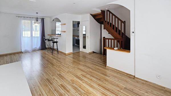 Maison avec garage et jardin