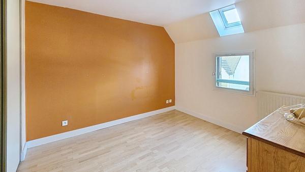 Maison avec garage et jardin