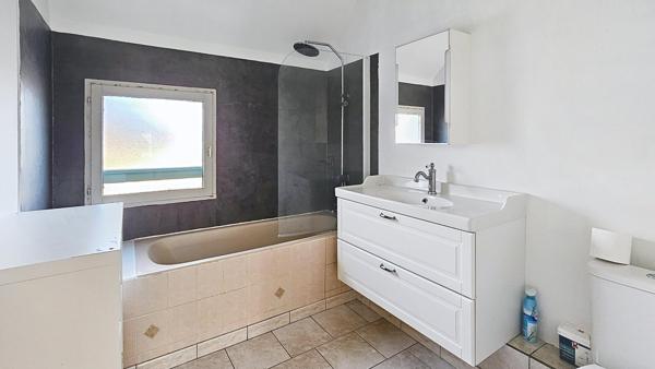 Maison avec garage et jardin