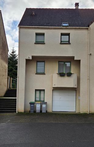 Maison avec garage et jardin