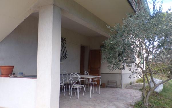 Maison à vendre    4 pièces •  La Tour-d'Aigues