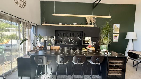 Royan (17200) ROYAN VILLA CONTEMPORAINE 210m2 DE 2022 proche centre ville avec PISCINE au prix de 875.000€ FAI