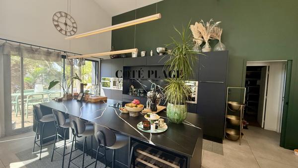 Royan (17200) ROYAN VILLA CONTEMPORAINE 210m2 DE 2022 proche centre ville avec PISCINE au prix de 875.000€ FAI