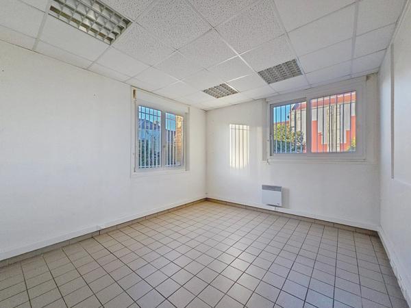 Vente                                                      Local industriel
                        
                     3 pièces                      199 m2                     à Aulnois-sous-Laon