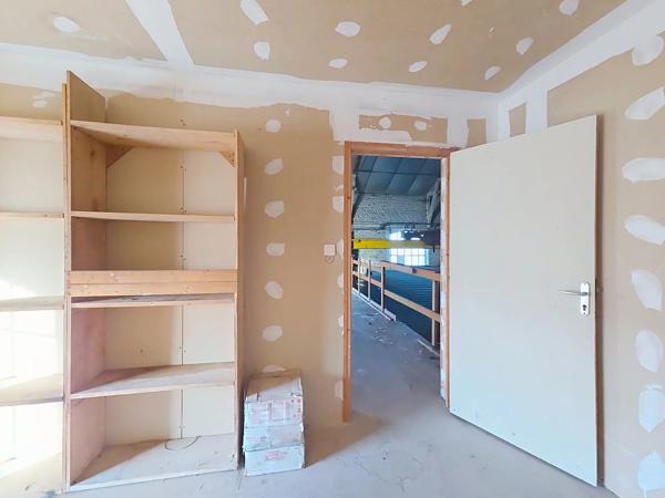 Vente                                                      Local industriel
                        
                     3 pièces                      199 m2                     à Aulnois-sous-Laon