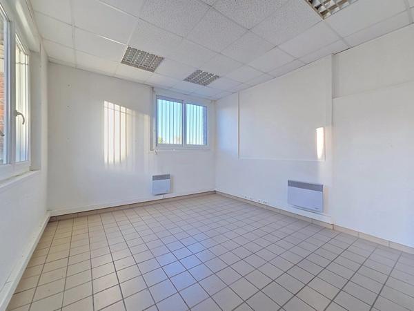 Vente                                                      Local industriel
                        
                     3 pièces                      199 m2                     à Aulnois-sous-Laon