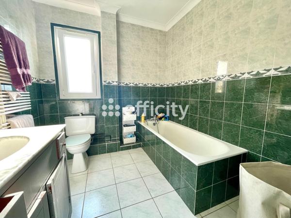 Maison
         7 pièces
        - 138 m² Exclusivité 468 000 € *