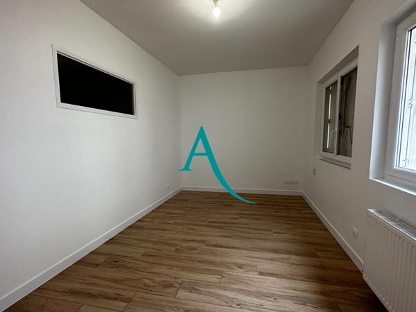 Votre agence l'Adresse vous propose ce F1 BIS complètement rénové au coeur du Centre-Ville de Bolbec