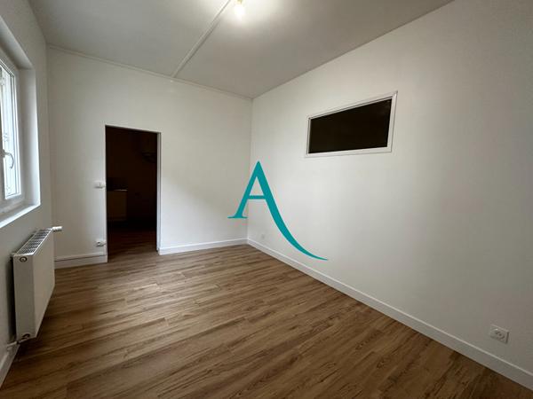 Votre agence l'Adresse vous propose ce F1 BIS complètement rénové au coeur du Centre-Ville de Bolbec