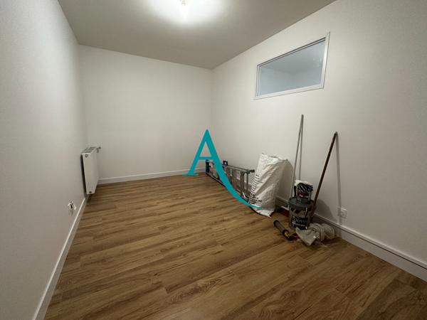 Votre agence l'Adresse vous propose ce F1 BIS complètement rénové au coeur du Centre-Ville de Bolbec