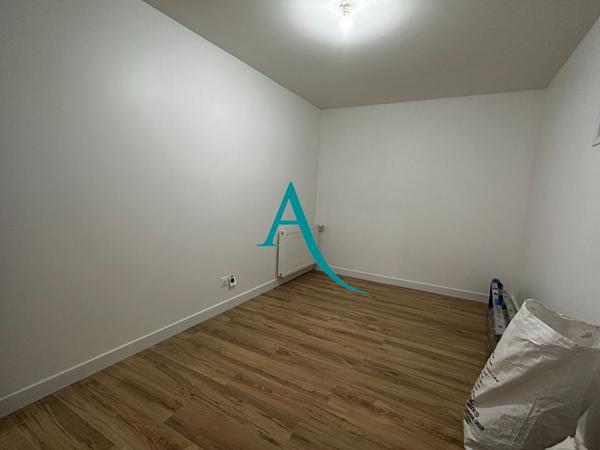 Votre agence l'Adresse vous propose ce F1 BIS complètement rénové au coeur du Centre-Ville de Bolbec