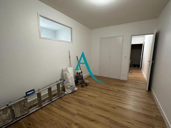 Votre agence l'Adresse vous propose ce F1 BIS complètement rénové au coeur du Centre-Ville de Bolbec