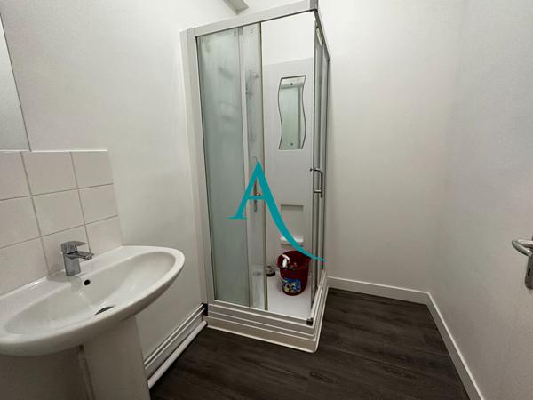 Votre agence l'Adresse vous propose ce F1 BIS complètement rénové au coeur du Centre-Ville de Bolbec