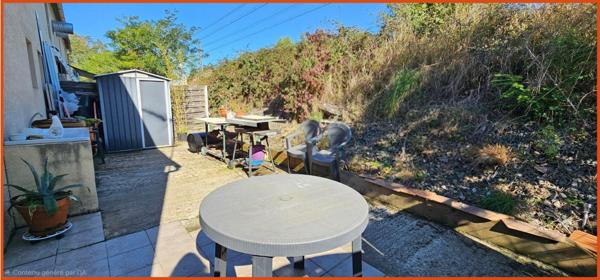 2 locaux commerciaux et 1 habitation.