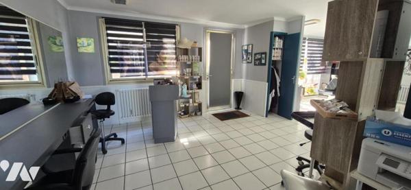 IMMEUBLE - UN LOCAL COMMERCIAL - UN APPARTEMENT T4