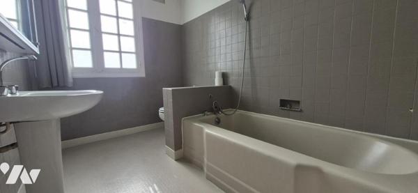 IMMEUBLE - UN LOCAL COMMERCIAL - UN APPARTEMENT T4