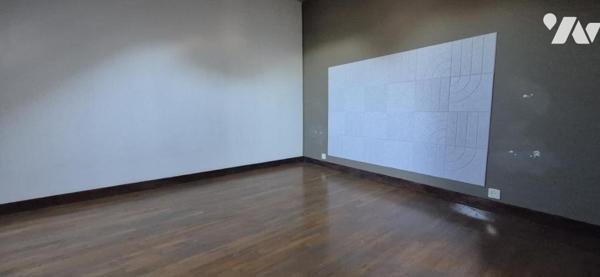 IMMEUBLE - UN LOCAL COMMERCIAL - UN APPARTEMENT T4