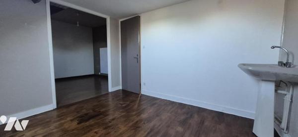 IMMEUBLE - UN LOCAL COMMERCIAL - UN APPARTEMENT T4