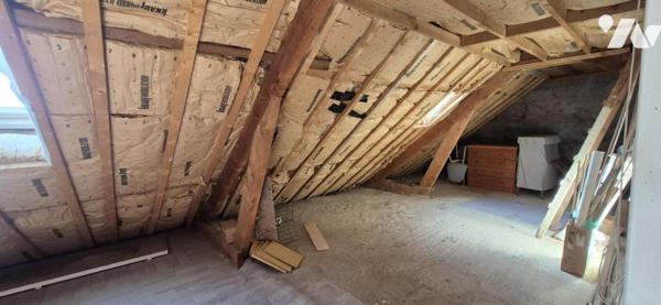 IMMEUBLE - UN LOCAL COMMERCIAL - UN APPARTEMENT T4