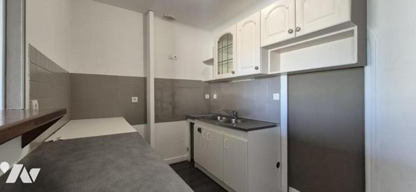 IMMEUBLE - UN LOCAL COMMERCIAL - UN APPARTEMENT T4