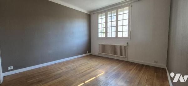 IMMEUBLE - UN LOCAL COMMERCIAL - UN APPARTEMENT T4