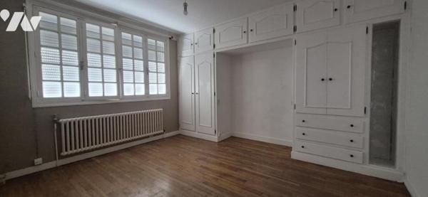 IMMEUBLE - UN LOCAL COMMERCIAL - UN APPARTEMENT T4