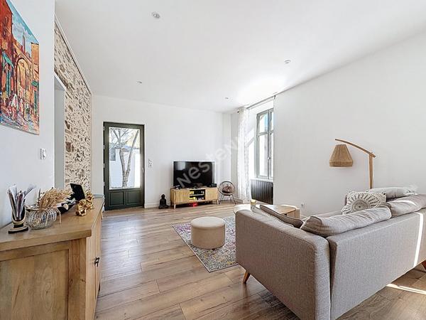 Maison de bourg entièrement rénovée d'environ 142 m2 avec un petit terrain d'environ 255 m2 sur la commune de SEGRE EN ANJOU BLEU