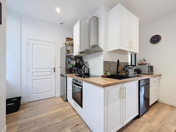 Maison de bourg entièrement rénovée d'environ 142 m2 avec un petit terrain d'environ 255 m2 sur la commune de SEGRE EN ANJOU BLEU