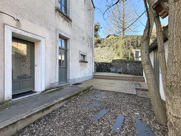 Maison de bourg entièrement rénovée d'environ 142 m2 avec un petit terrain d'environ 255 m2 sur la commune de SEGRE EN ANJOU BLEU