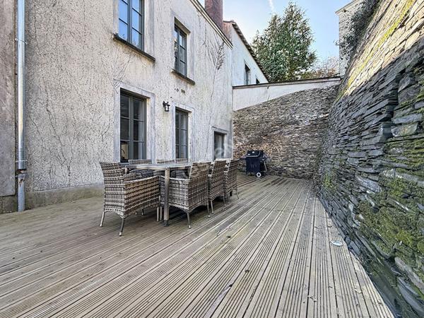 Maison de bourg entièrement rénovée d'environ 142 m2 avec un petit terrain d'environ 255 m2 sur la commune de SEGRE EN ANJOU BLEU