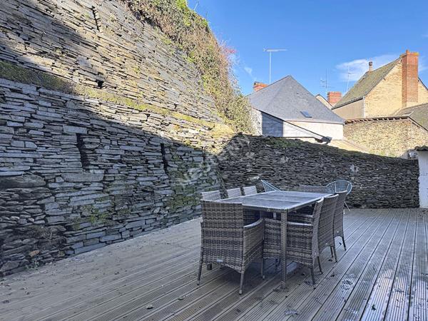 Maison de bourg entièrement rénovée d'environ 142 m2 avec un petit terrain d'environ 255 m2 sur la commune de SEGRE EN ANJOU BLEU