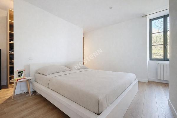 Maison de bourg entièrement rénovée d'environ 142 m2 avec un petit terrain d'environ 255 m2 sur la commune de SEGRE EN ANJOU BLEU