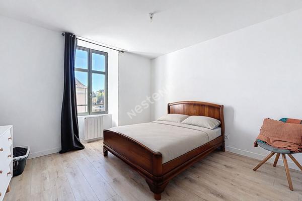 Maison de bourg entièrement rénovée d'environ 142 m2 avec un petit terrain d'environ 255 m2 sur la commune de SEGRE EN ANJOU BLEU