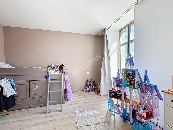 Maison de bourg entièrement rénovée d'environ 142 m2 avec un petit terrain d'environ 255 m2 sur la commune de SEGRE EN ANJOU BLEU