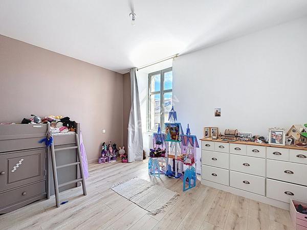 Maison de bourg entièrement rénovée d'environ 142 m2 avec un petit terrain d'environ 255 m2 sur la commune de SEGRE EN ANJOU BLEU