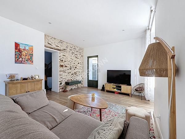 Maison de bourg entièrement rénovée d'environ 142 m2 avec un petit terrain d'environ 255 m2 sur la commune de SEGRE EN ANJOU BLEU